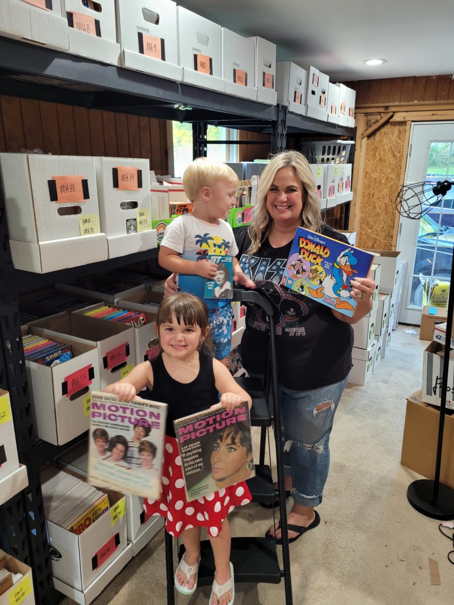 La femme, la fille et le fils de Matt, vendeur sur eBay, posant avec sa collection de magazines de collection.